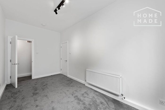 3 Bedroom Flat To Rent In Creighton, N2