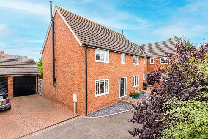 3 Bedroom House For Sale In Finedon Close, Burton Latimer, NN15