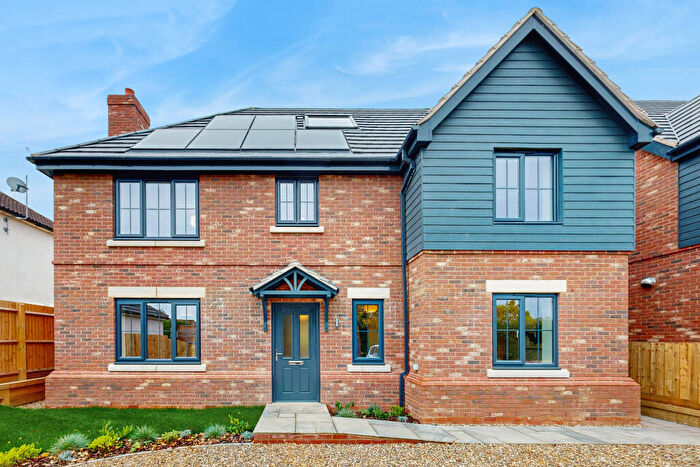 4 Bedroom Detached House For Sale In Dell Road, Northchurch, HP4