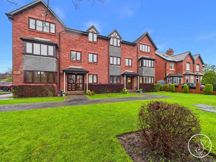 2 Bedroom Flat For Sale In North Park Avenue, Leeds, LS8