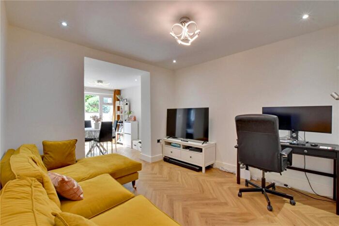 2 Bedroom Apartment For Sale In Geoffrey Road, Brockley, London, SE4
