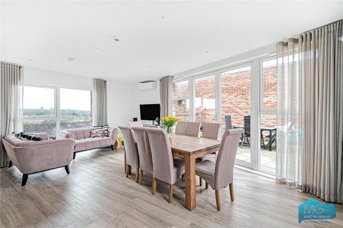 3 Bedroom Apartment For Sale In Edgewood Mews, London, N3