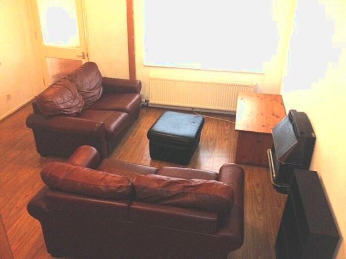 2 Bedroom Property To Rent In Well Close Rise, Leeds, LS7