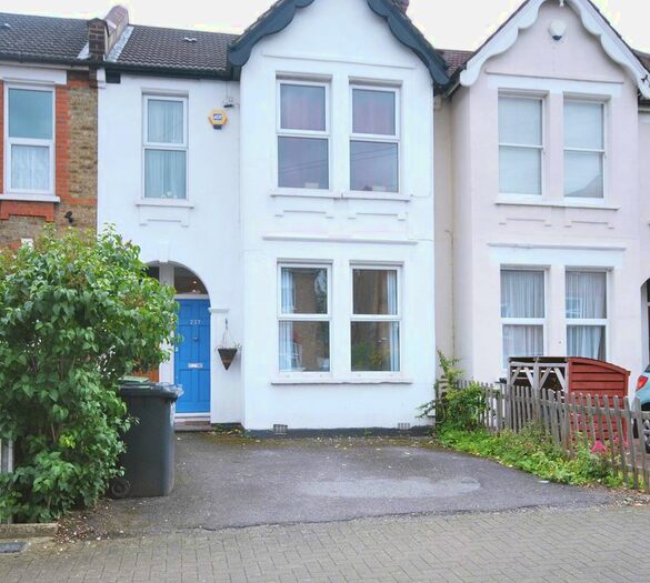 2 Bedroom Flat To Rent In Ravenscroft Road, Beckenham, BR3
