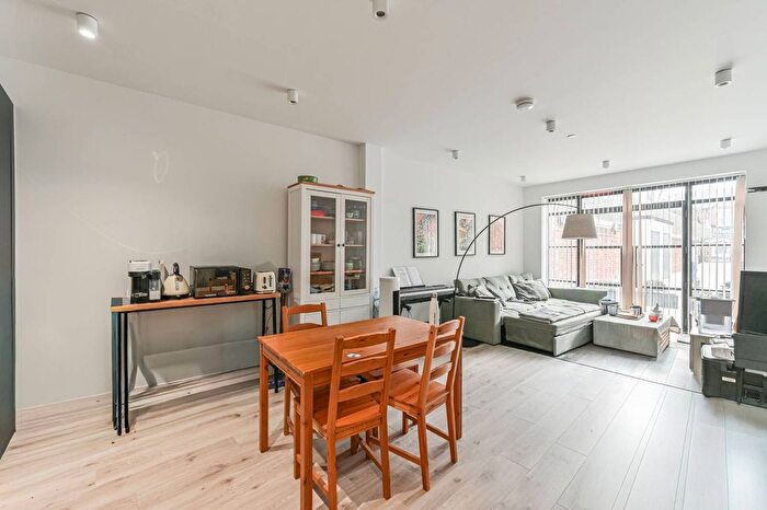 1 Bedroom Flat To Rent In Mitcham Lane, Streatham Park, London, SW16