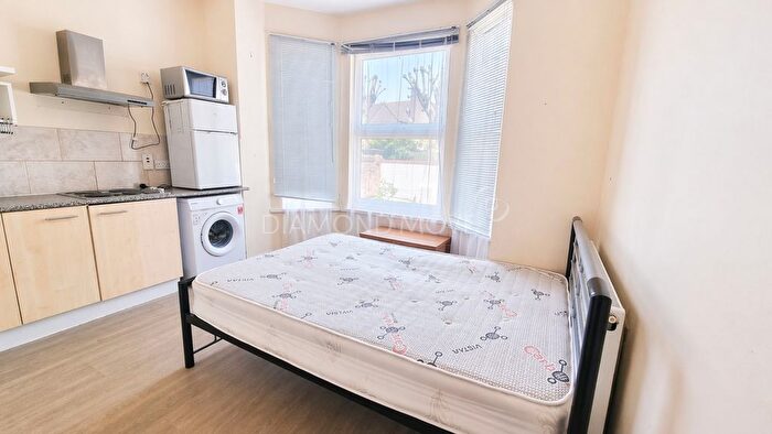 Studio To Rent In Parkside Road, Hounslow, TW3