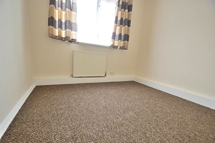 2 Bedroom Flat To Rent In Bush Close, Ilford, Essex, IG2