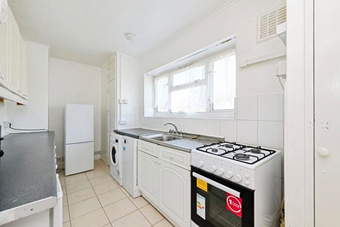 2 Bedroom Flat For Sale In Kingsdown Avenue, South Croydon, Surrey, CR2