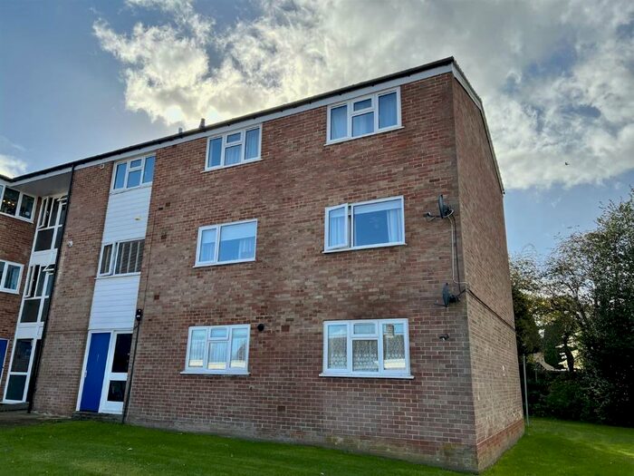 3 Bedroom Flat To Rent In Stoke House, Tadley, RG26