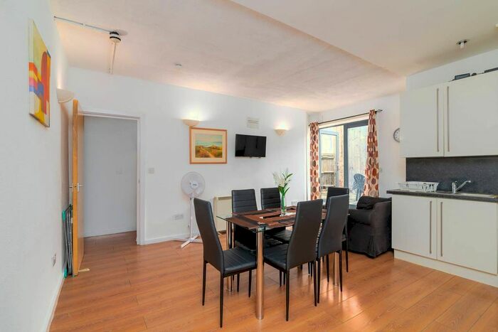 2 Bedroom Flat To Rent In Barnet Grove, Bethnal Green, E2