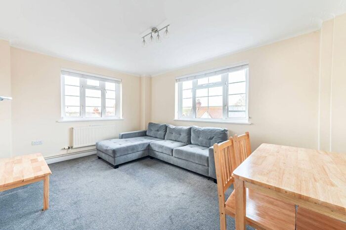 2 Bedroom Flat For Sale In Ashford Road, Cricklewood, London, NW2