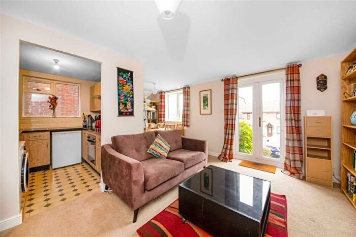 2 Bedroom Flat To Rent In Gables Close, Lee, SE12