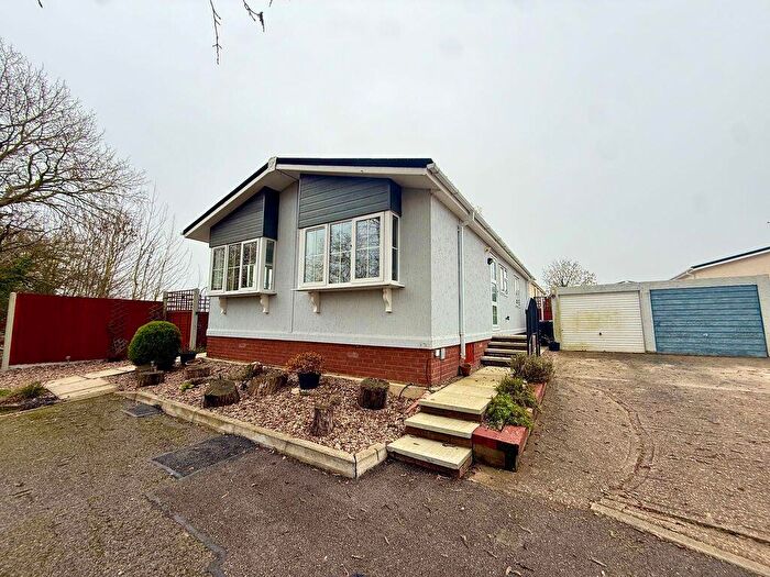 2 Bedroom Park Home For Sale In Riverview, Pavenham, MK43