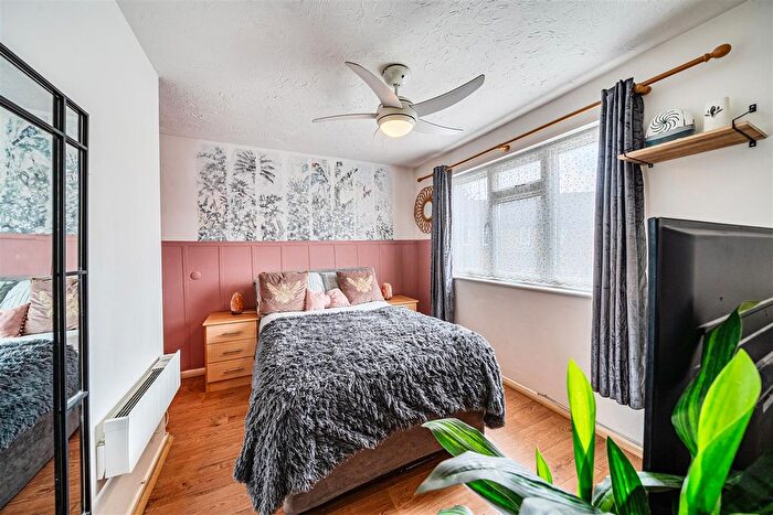 1 Bedroom End Terrace House For Sale In Rabournmead Drive, Northolt, UB5