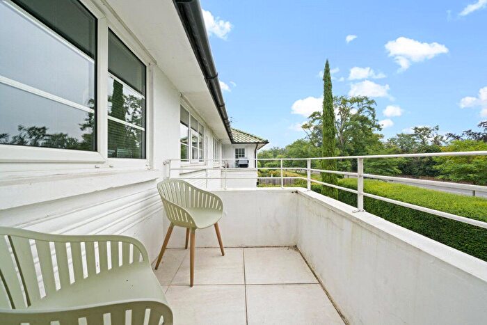 2 Bedroom Maisonette For Sale In Ray Drive, Maidenhead, SL6