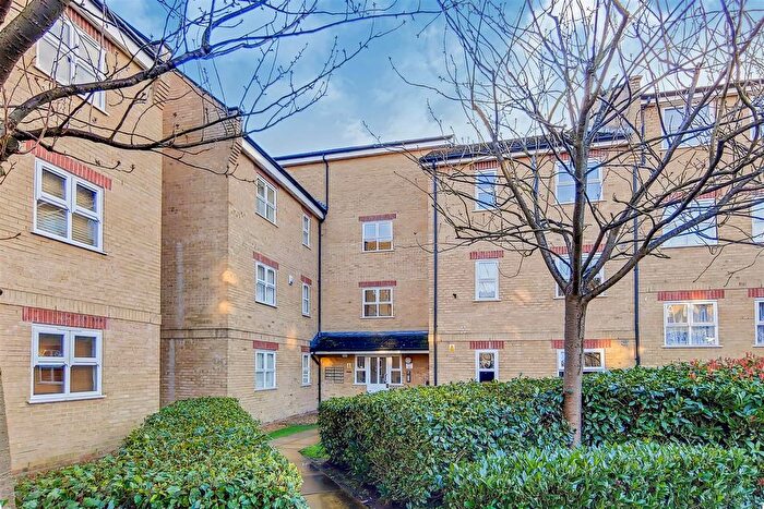 2 Bedroom Flat To Rent In Kirkland Drive, Enfield, EN2