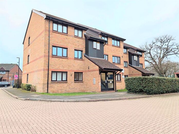 2 Bedroom Flat For Sale In Littlebrook Avenue, Burnham, SL2