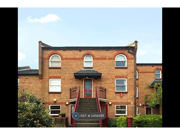 2 Bedroom Flat To Rent In Victoria Park Road, London, E9