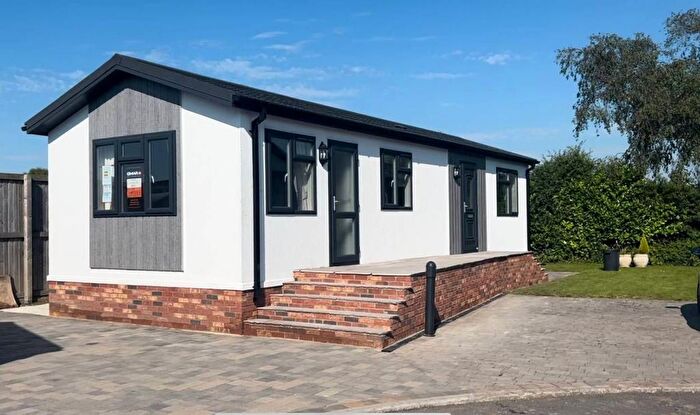 2 Bedroom Mobile/park Home For Sale In York Road, Elvington, York, YO41