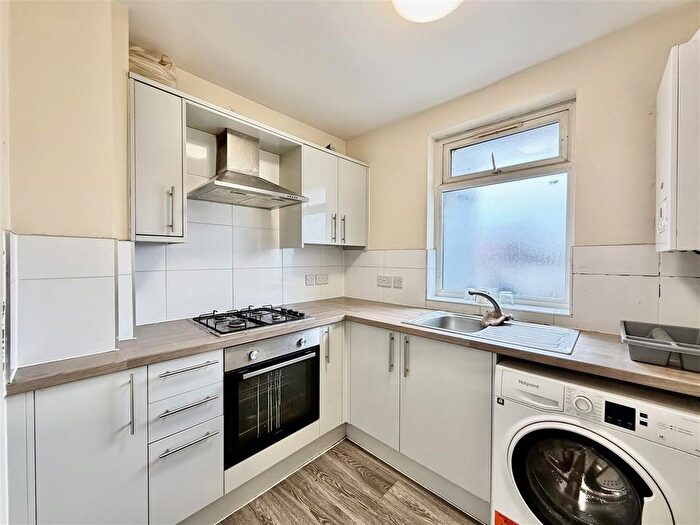 3 Bedroom Flat To Rent In Groveley Road, Sunbury-On-Thames, TW16