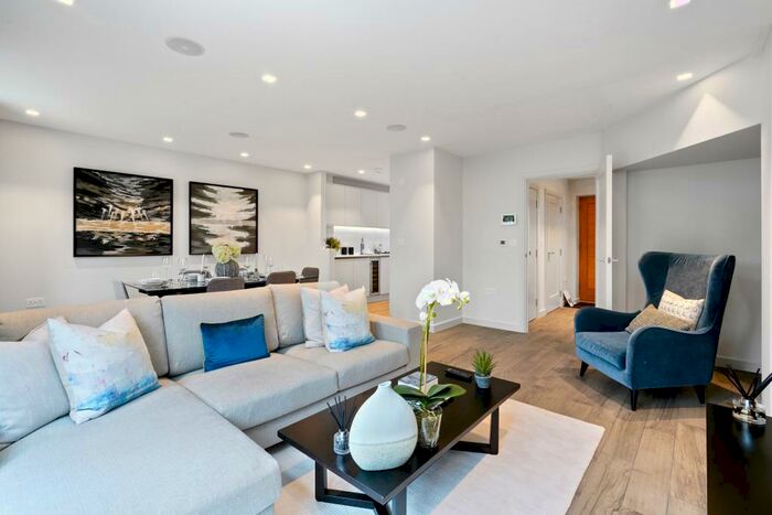 4 Bedroom House To Rent In Thames Street, Weybridge, KT13