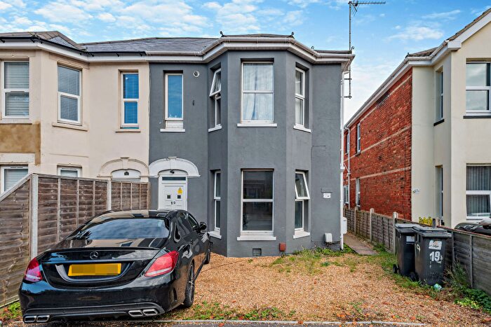 2 Bedroom Flat For Sale In Talbot Road, Bournemouth, BH9