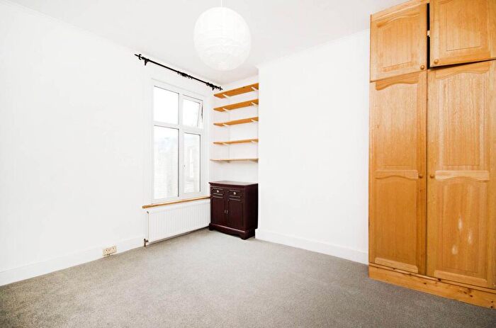 3 Bedroom Flat To Rent In Minet Avenue, Harlesden, London, NW10