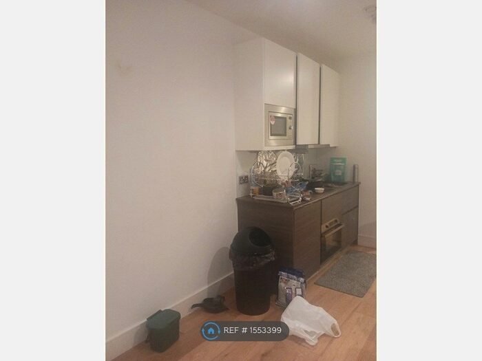 1 Bedroom Flat To Rent In Trinity Square, Hounslow, TW3
