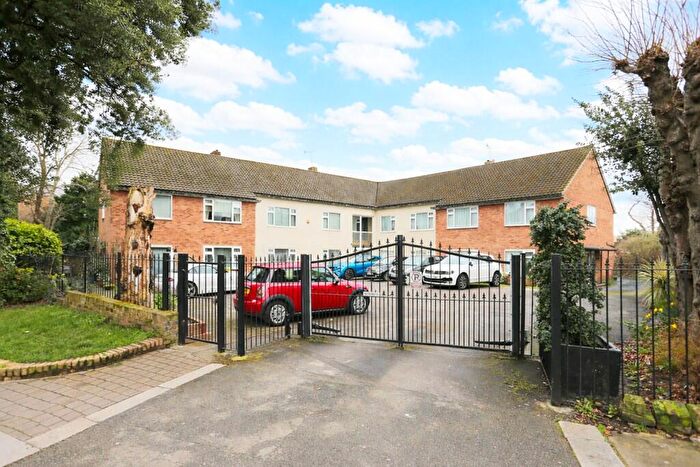 2 Bedroom Apartment To Rent In The Green, Winchmore Hill, N21