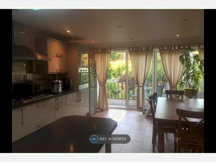 4 Bedroom Semi-Detached House To Rent In Bennetts Avenue, Greenford, UB6