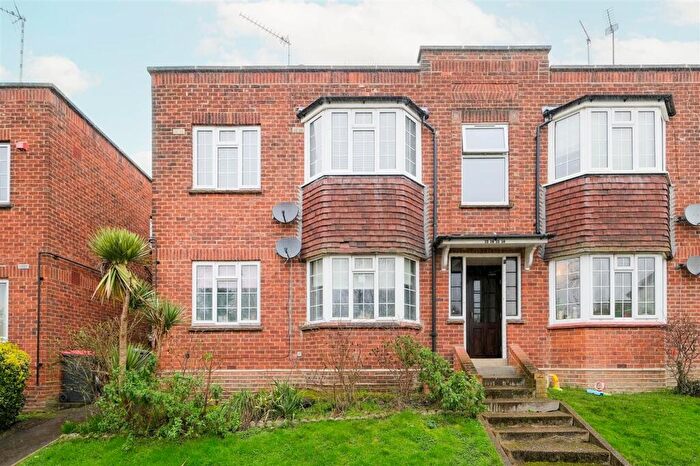 2 Bedroom Apartment For Sale In High Road, Loughton, IG10