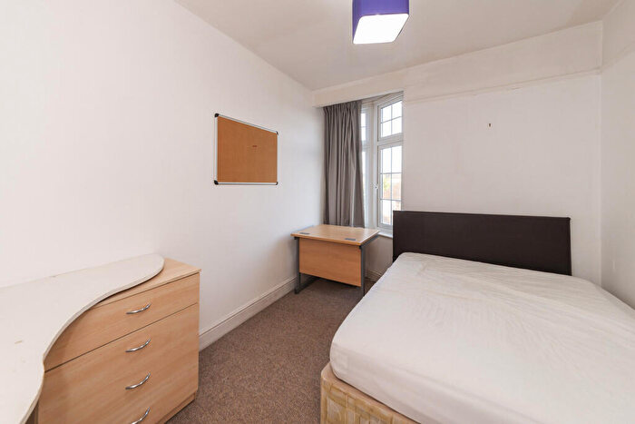4 Bedroom Maisonette To Rent In Woodbridge Hill, Guildford, GU2