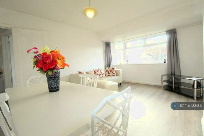 2 Bedroom Flat To Rent In Laleham Avenue, London, NW7