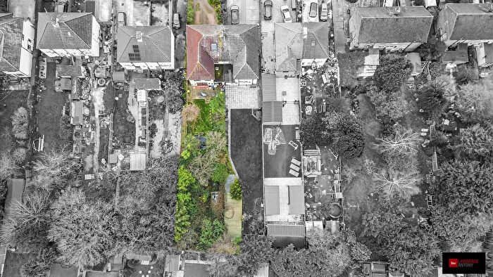 5 Bedroom Semi-detached House For Sale In Weir Gardens, Rayleigh, SS6