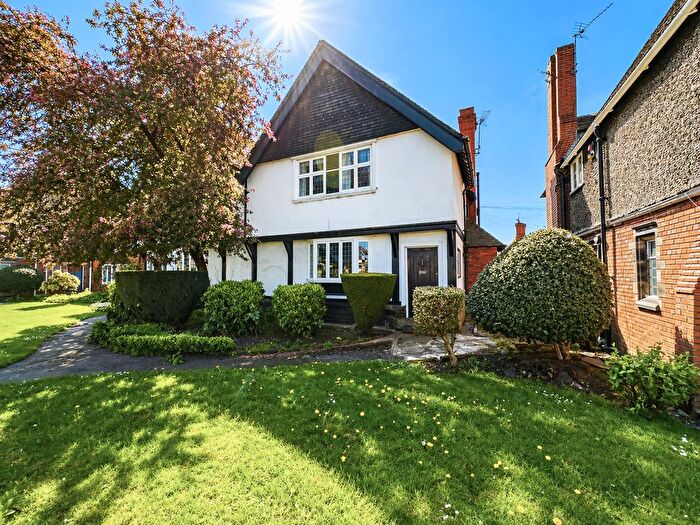 4 Bedroom Semi-detached House For Sale In New Chester Road, Wirral, CH62