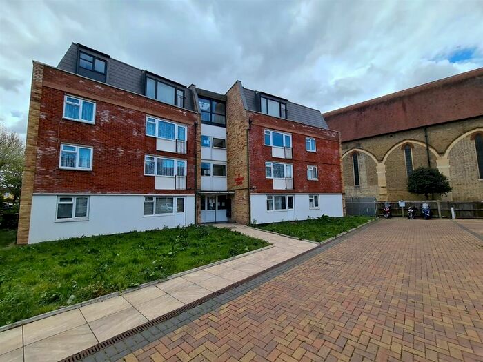 3 Bedroom Flat To Rent In St. Barnabas Road, Mitcham, CR4