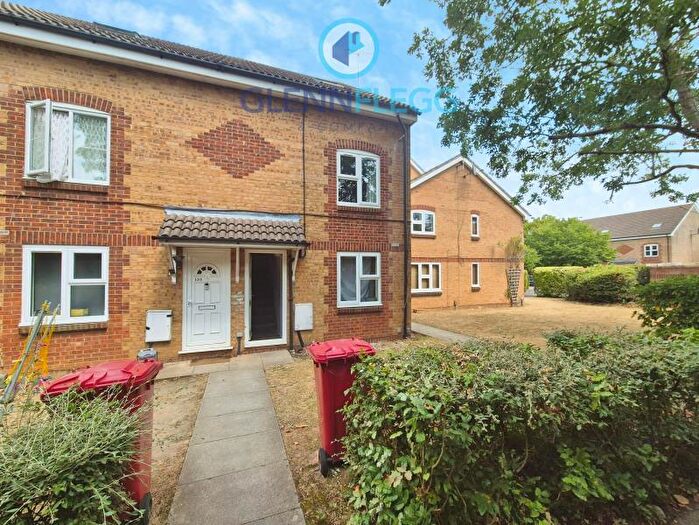 2 Bedroom Maisonette For Sale In Maplin Park, Langley, SL3