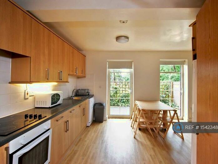 3 Bedroom Flat To Rent In Orchard House, Winchester, SO22