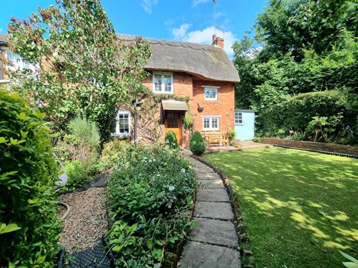 2 Bedroom Cottage For Sale In Queen Street, Weedon, Northampton, NN7