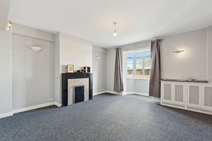 4 Bedroom Flat To Rent In Hammersmith Road, Hammersmith, London, W6