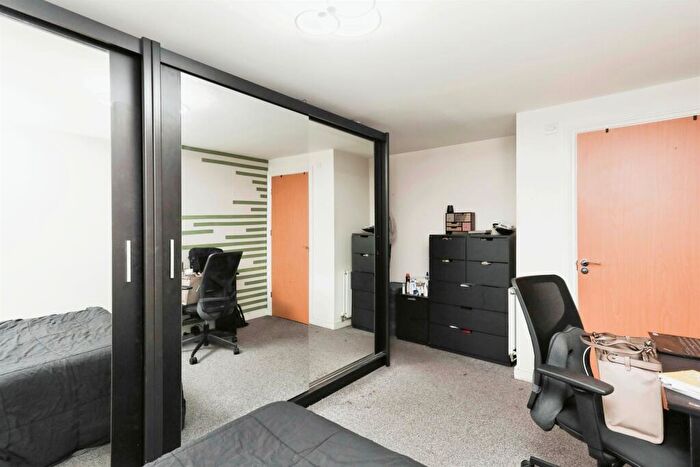 2 Bedroom Flat For Sale In Commonwealth Drive, Crawley, RH10