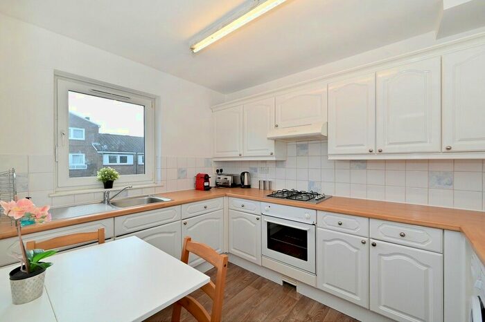 2 Bedroom Flat To Rent In Crefeld Close, Hammersmith, W6