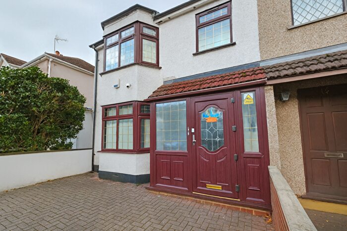 4 Bedroom Semi-detached House To Rent In Wards Road, Ilford, IG2