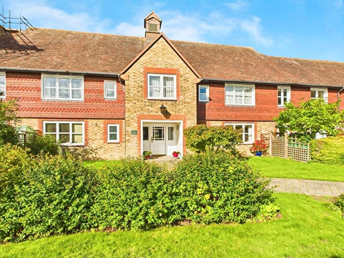 2 Bedroom Apartment For Sale In Bluecoat Pond, Christs Hospital, RH13