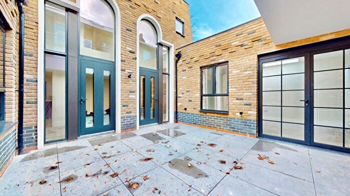 3 Bedroom Flat To Rent In Hampton Road, Forest Gate, E7