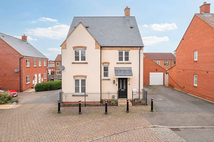 4 Bedroom Detached House For Sale In Willowherb Way, Stotfold, Central Bedfordshire, SG5