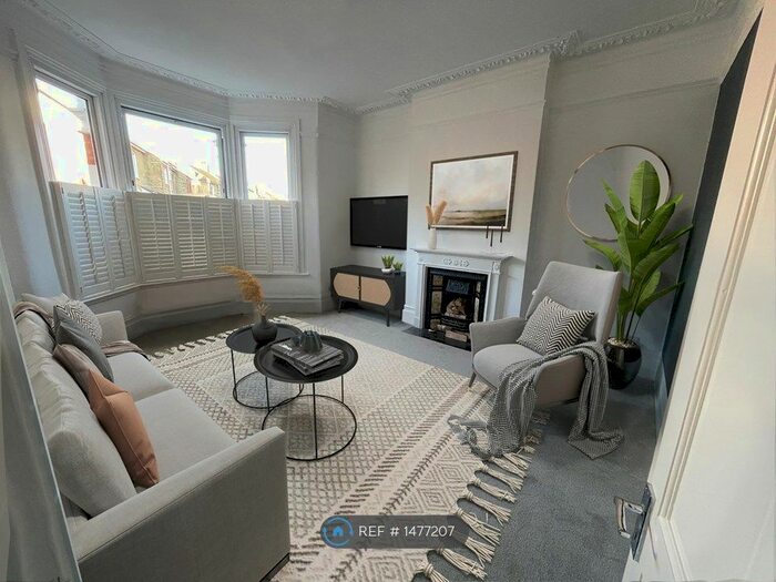 2 Bedroom Flat To Rent In Wanstead Park Avenue, London, E12