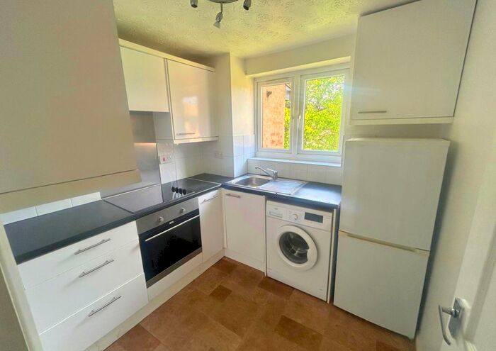 2 Bedroom Flat To Rent In Plumtree Close, Dagenham, Essex, RM10