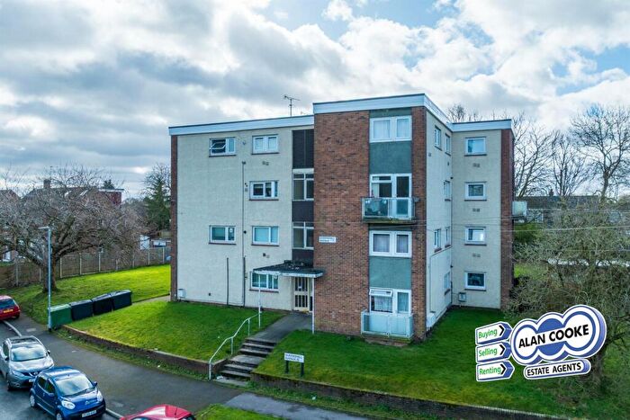 3 Bedroom Flat For Sale In Queenshill Avenue, Leeds, LS17