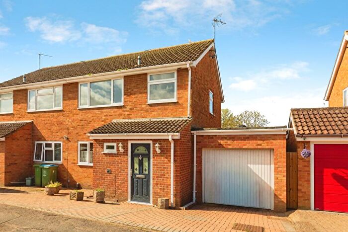 3 Bedroom Semi Detached House For Sale In Anton Way, Hawkslade, Aylesbury, HP21